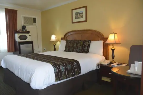 Oasis Inn and Suites 9