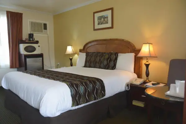 Oasis Inn and Suites 4